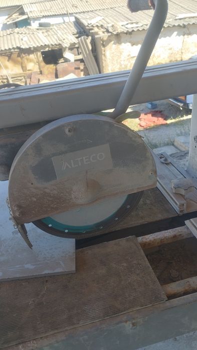 Продам электрический плиткорез.