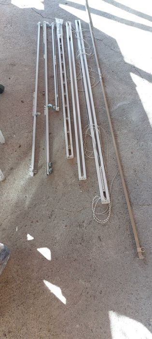 Vând mobilă living, ușă interior și șine perdele în stare foarte bună.