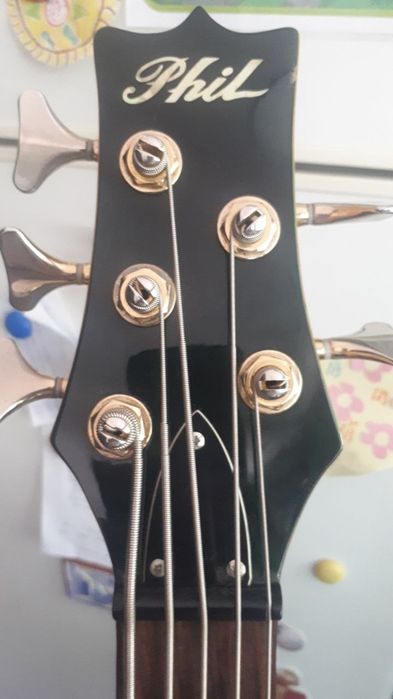 Bass gutar Fhill koreya