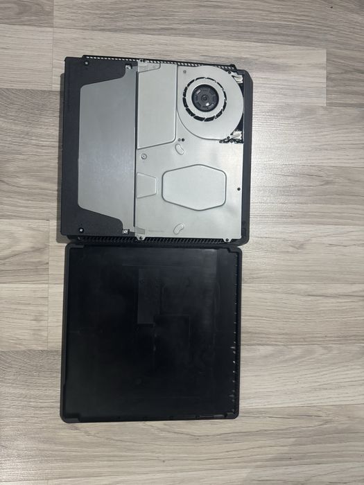 Ps4(slime) с три игри и с два контролера 300 лв