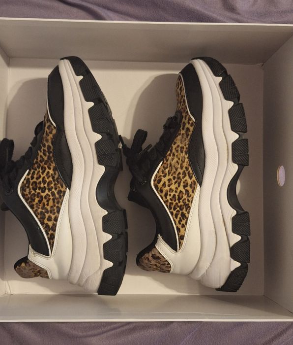 Adidasi guess animal print