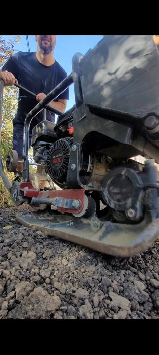 De închiriat placă compactoare Dynapac 75kg