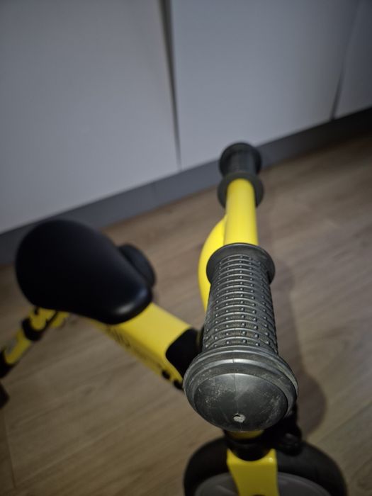 Tricicletă XJD pentru intervalul de vârstă 1-3 ani.