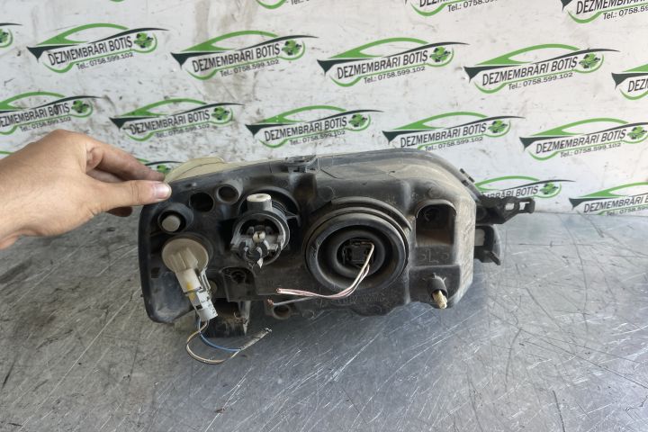 Far stanga 8200211005 Dacia Logan prima generatie