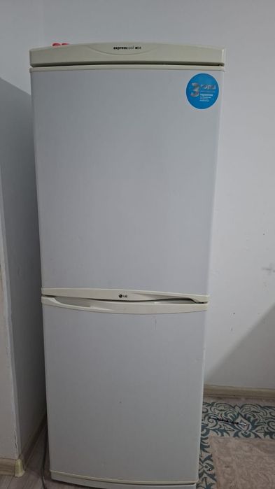 Продается холодильник высота 150 см