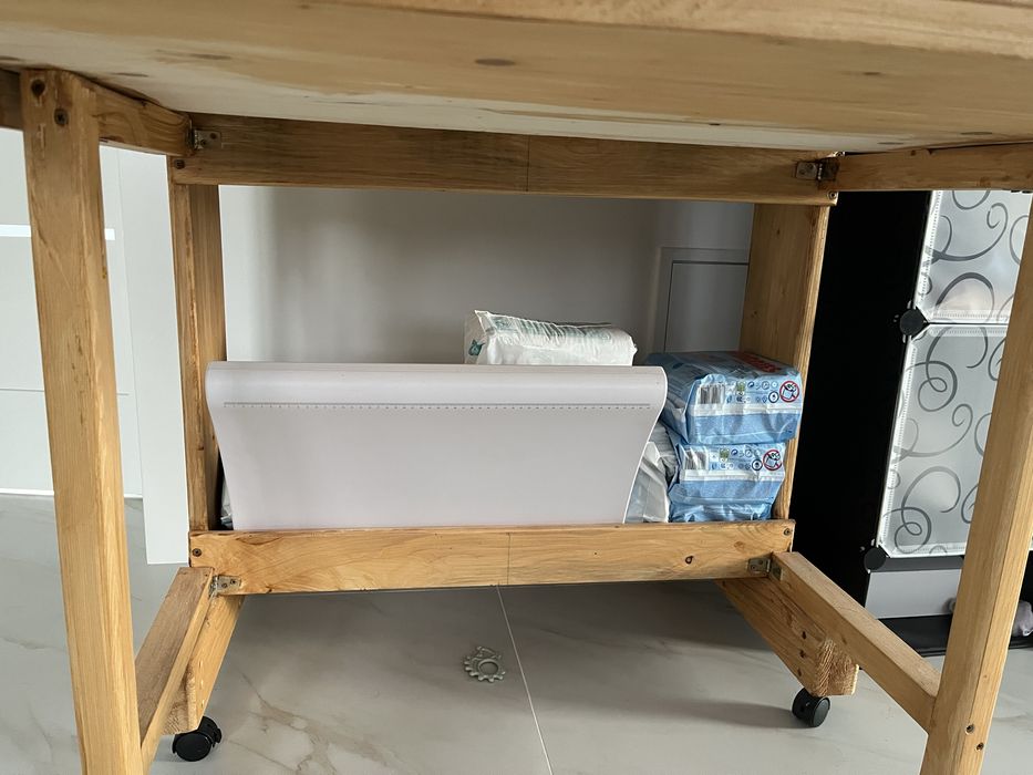 Masa de schimbati bebelusi din lemn masiv cu blat rabatabil pentru cad