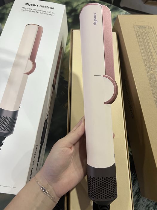 Dyson Airstrait