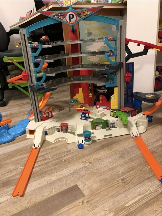 Hot wheels огромен гараж