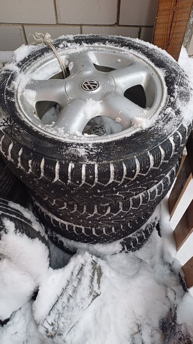 Резина зимняя с дисками от фольксваген