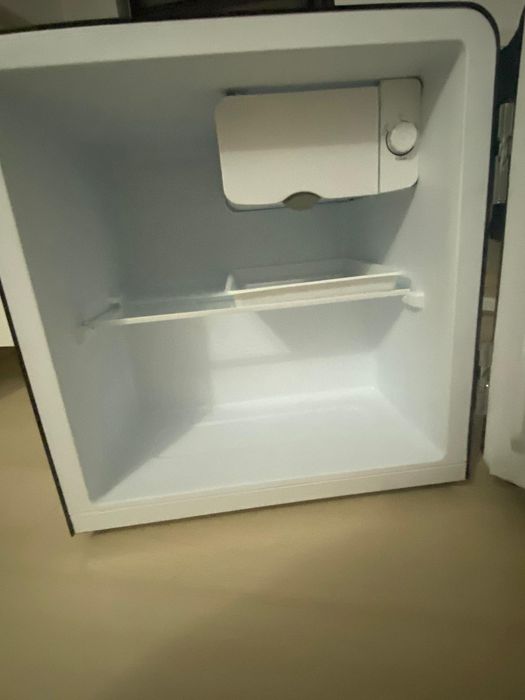 Frigider Minibar Retro ,Star Light,47 Litri, Negru.Pret-550 de Lei.