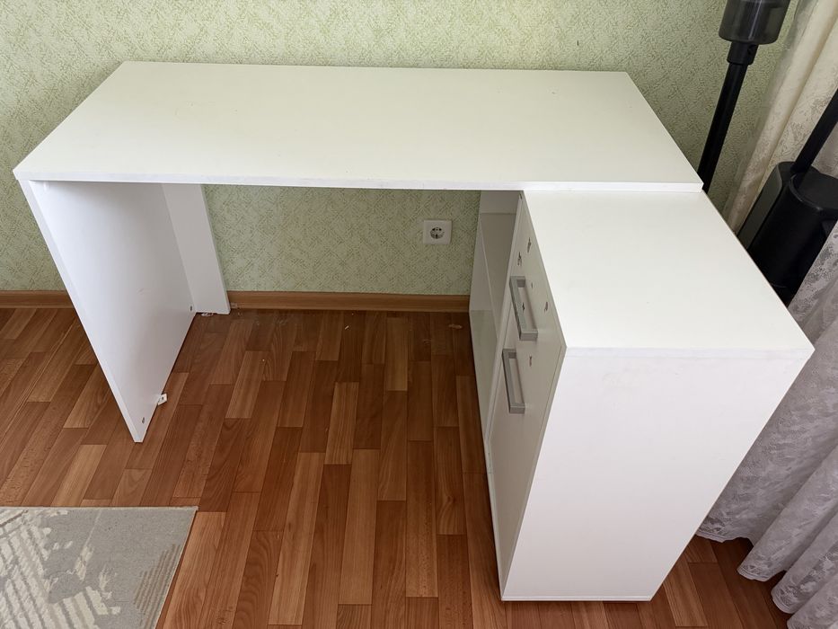 Продам стол трансформер, детский туалетный столик.