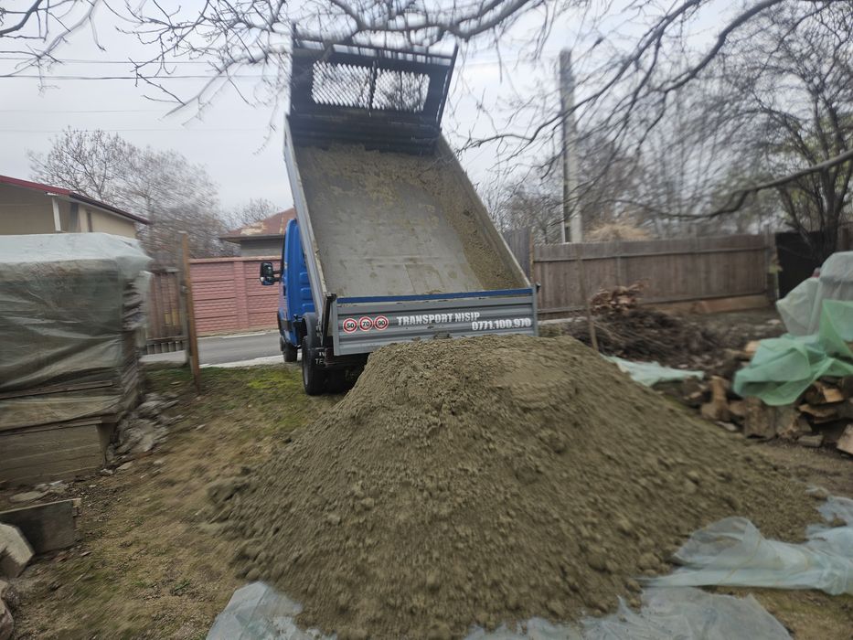 Pamant negru pentru flori și gazon .