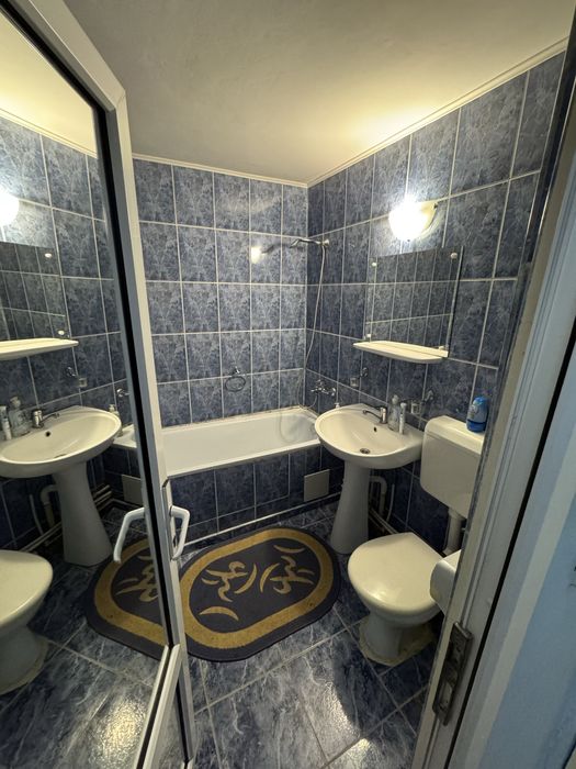 Vând apartament cu 2 camere, zona Roșiori cu Școlilor