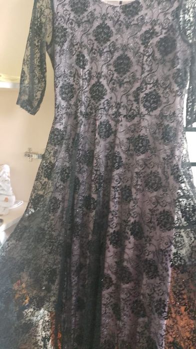 Продам платье с гипюром