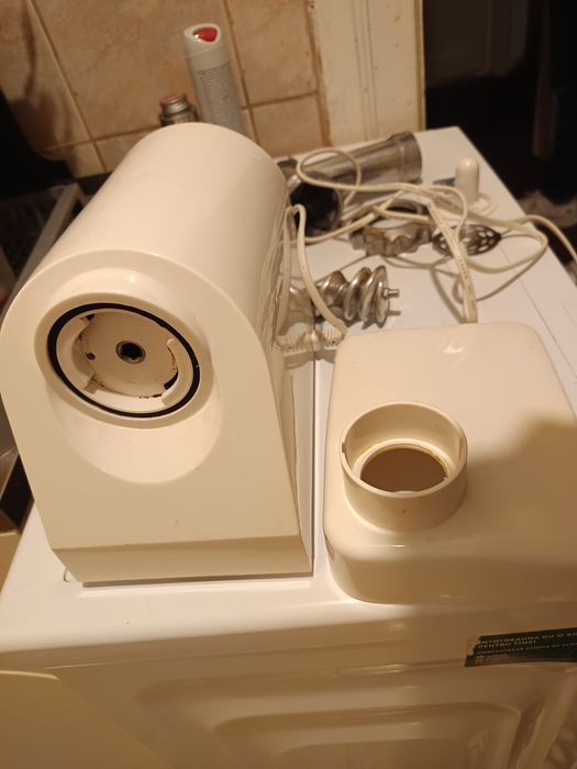 Vând mașina de tocat carne electrica