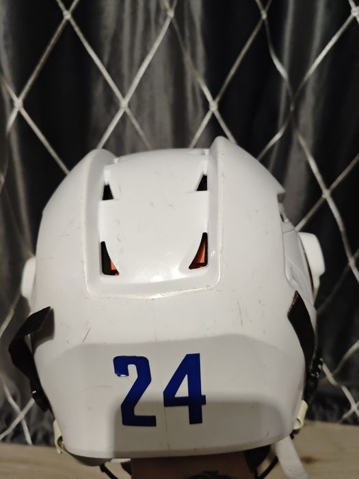 Продам хоккейный шлем