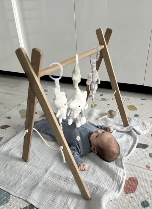 Деревянная стойка мобиль