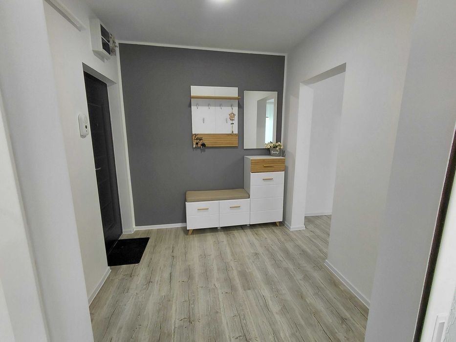 De vanzare apartament 3 camere,Micro 16,et 2,la cheie +boxa la subsol