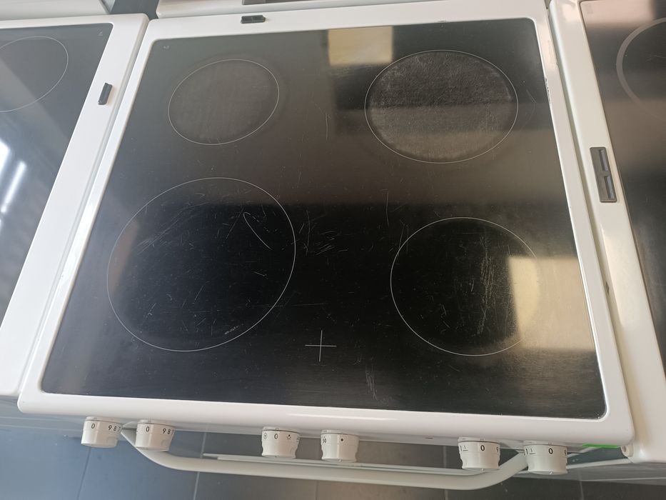 ГОТВАРСКА ПЕЧКА с керамичен плот Electrolux