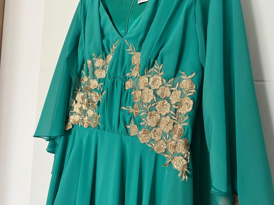 Rochie voal verde turcoaz cu detalii aurii