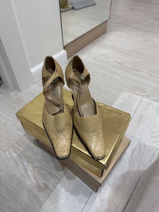 Отдам бесплатно туфли 35 размера