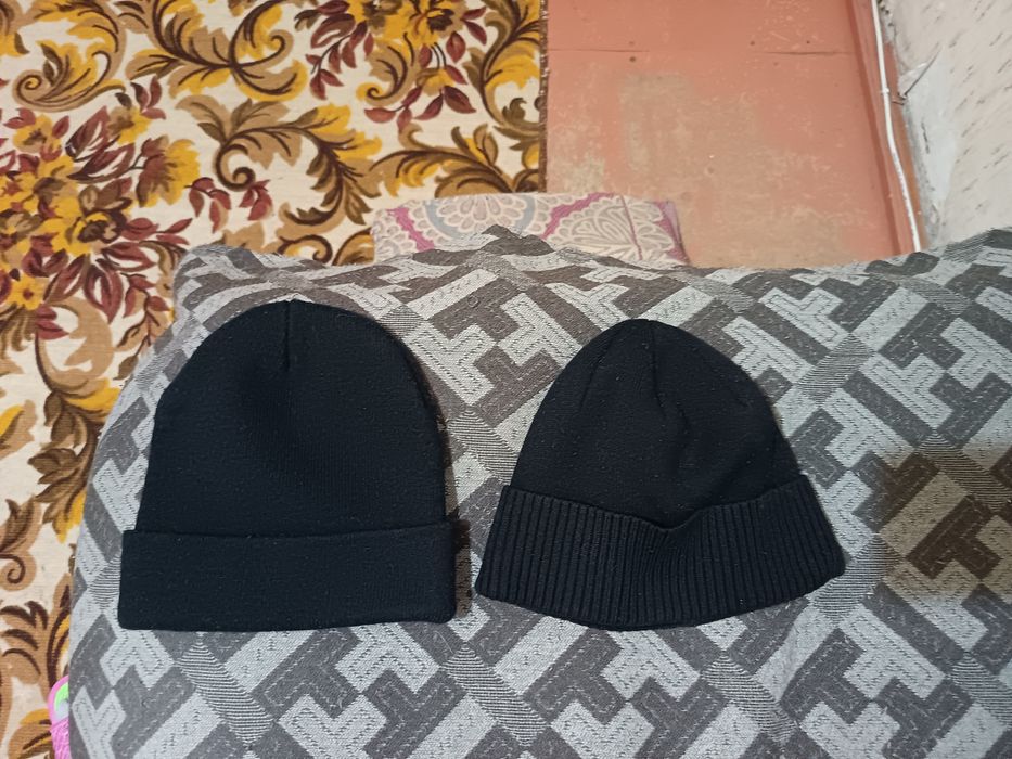 Пальто разные..Шапки.