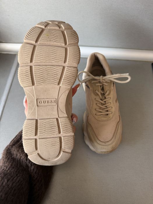 Бежови обувки на guess