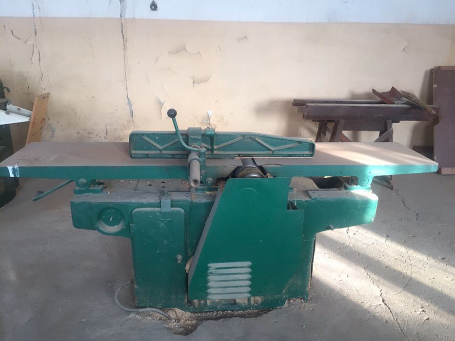 Продаются деревообрабатывающие станки.