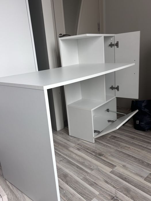 Бяло бюро с етажерка и шкафове