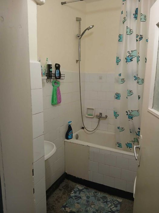 Четиристаен тухлен апартамент с гараж, таванско помещение и дворно място в централната част на Шумен