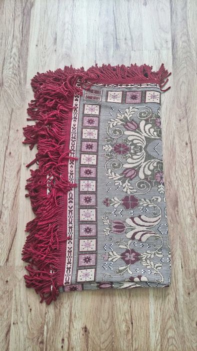 Жакардова покривка за маса с ресни