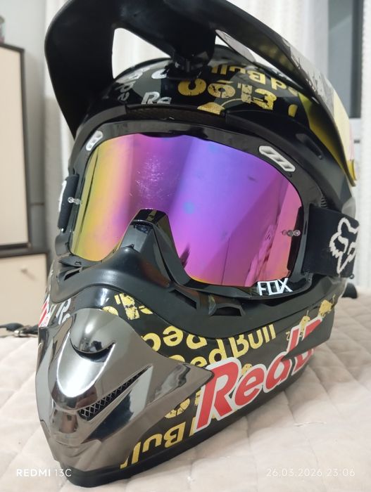 Продам шлем RED BULL