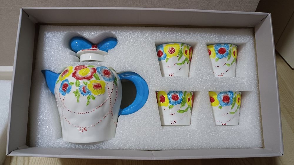 Сервизный набор (чайник+чашки)