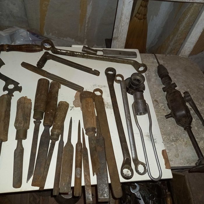 Стари инструменти гледа чукове брадвички пили и други неща