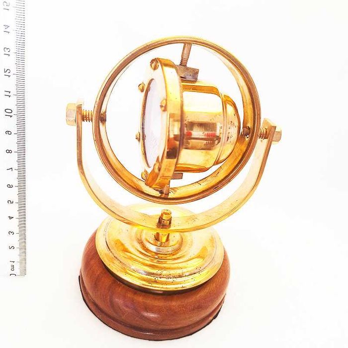 Бронзов морски компас със дървена основа