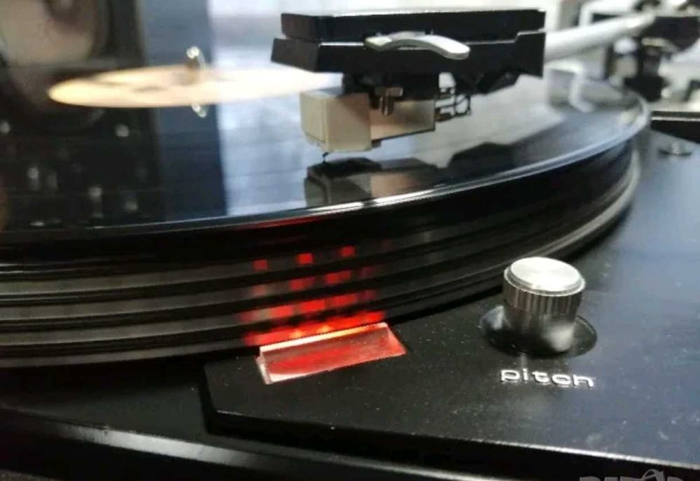 Стар модел грамофон Dual CS 704