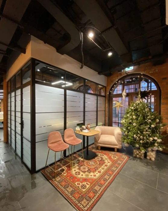 Оклейка стёкол, окон, перегородок матовой и смарт плёнкой.