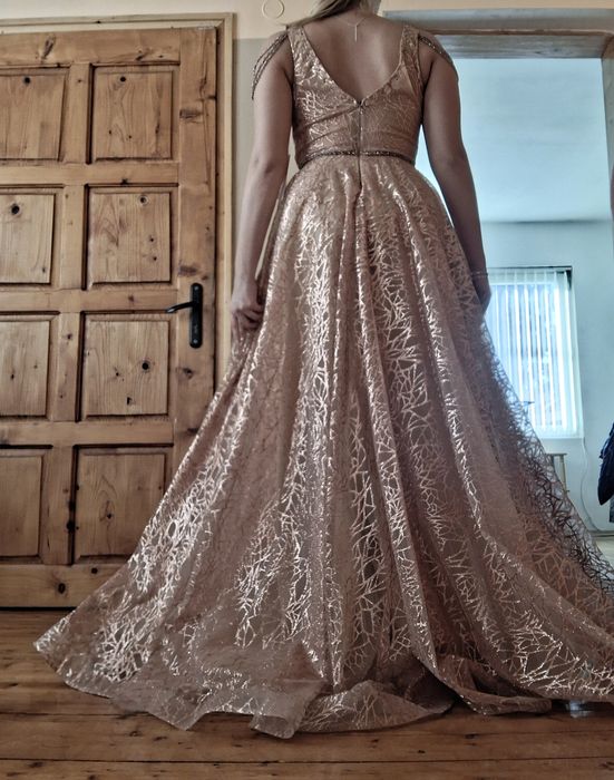 Златна бална рокля