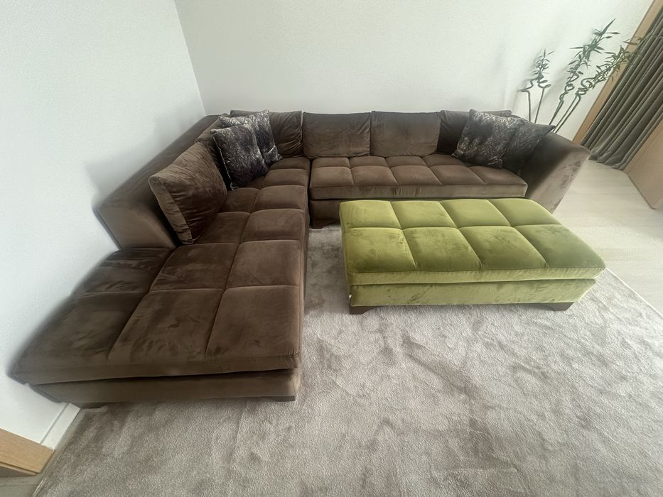 Велюровый диван с оттоманкой