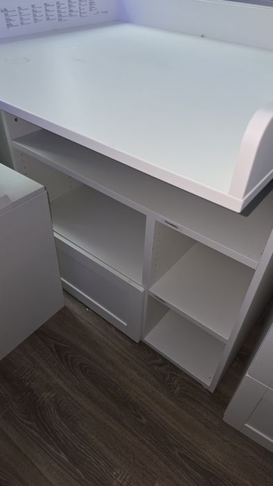 Masa infasat cu biblioteca IKEA