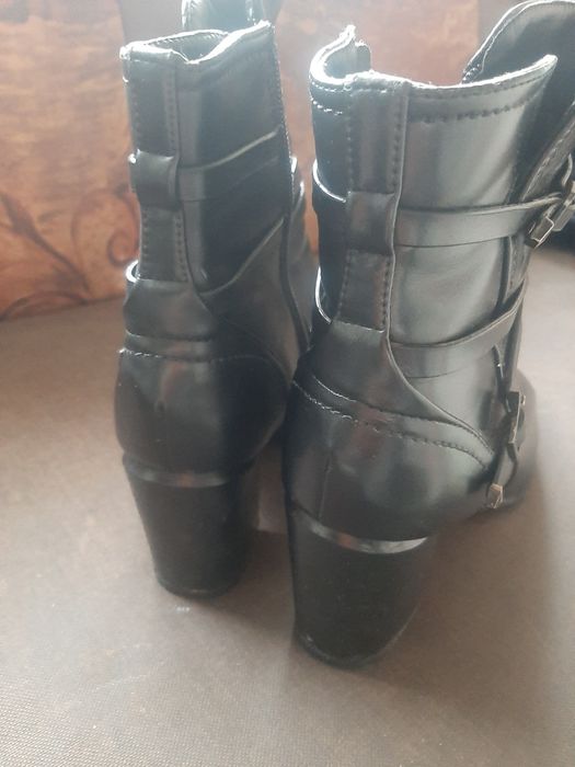 Елегантни дамски боти