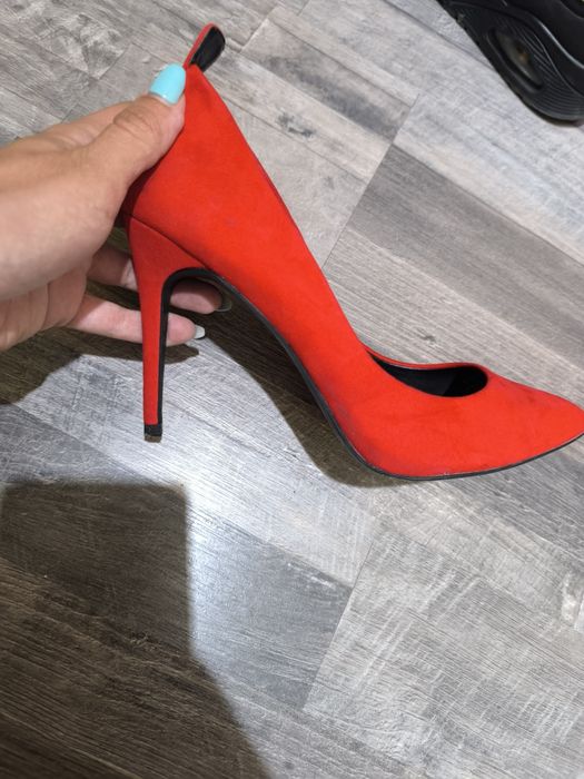 Обувки на висок ток