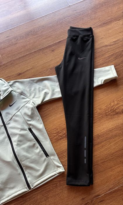 Детски полиамиден екип Nike,горнището е цвят мента,долнището е черно
