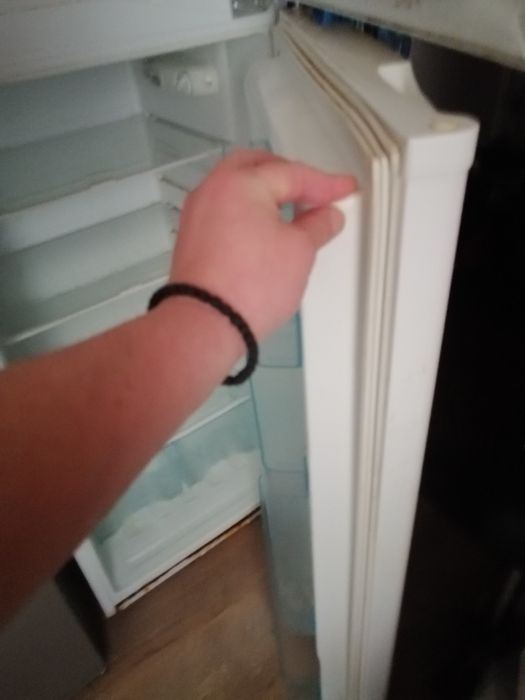 Vând frigider Albastros folosit