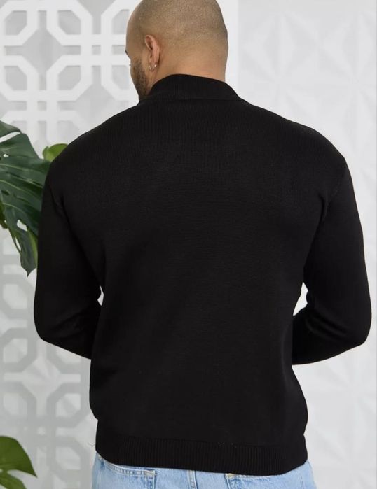 Чёрная водолазка.