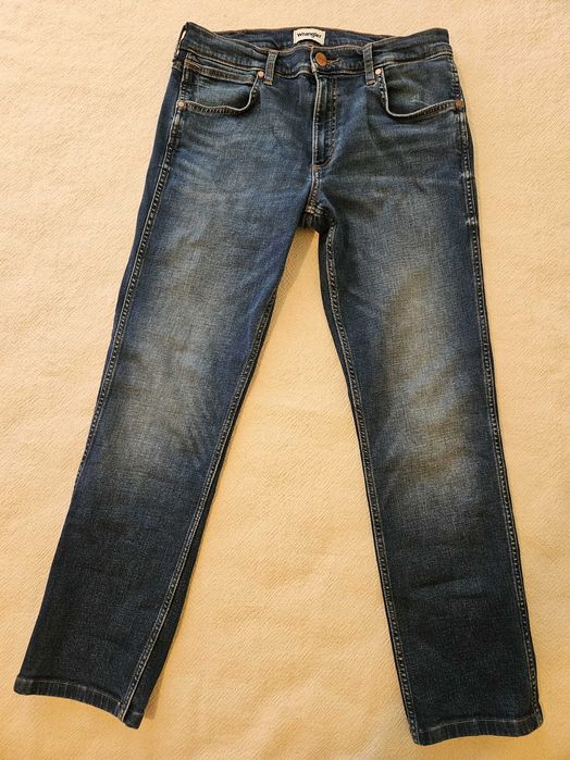Продават се мъжки дънки "Wrangler"