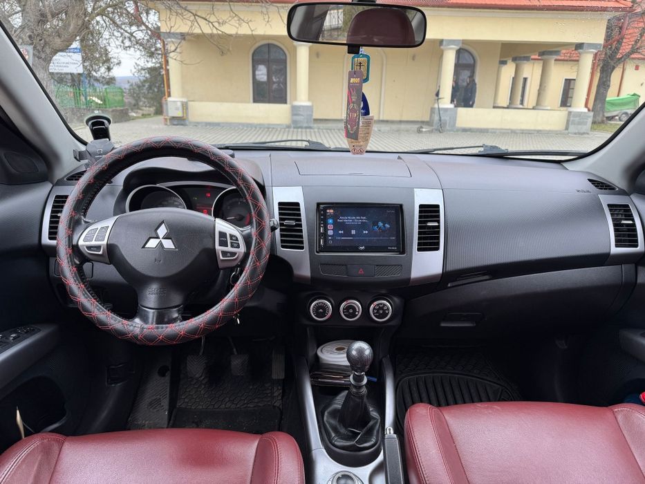 Vând Mitsubishi Outlender