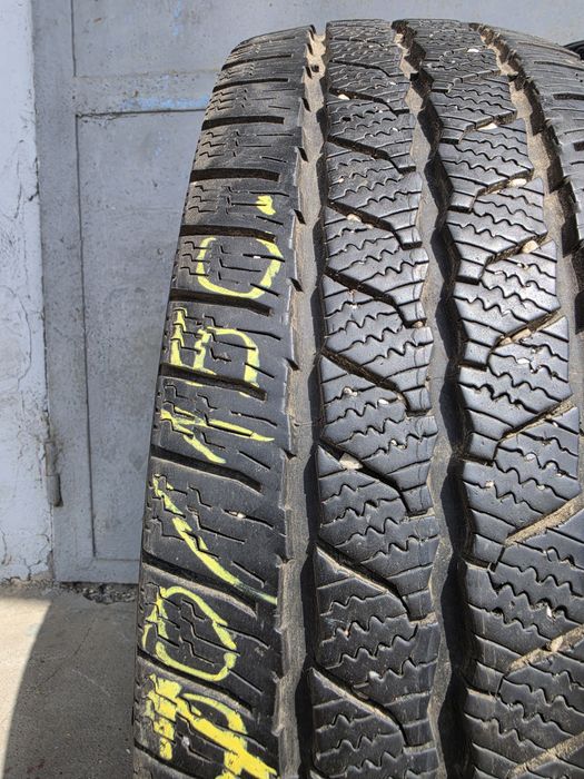 2 бр.  гуми за бус  205/70/15C Continental 9 mm DOT 4516