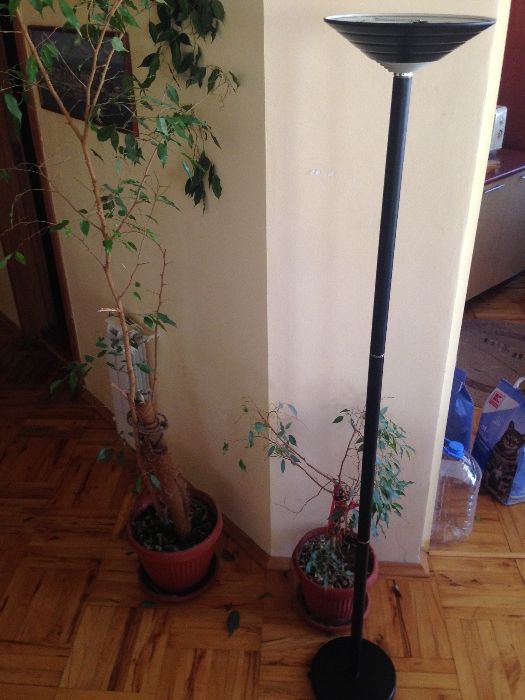 Продава стабилен метален лампион