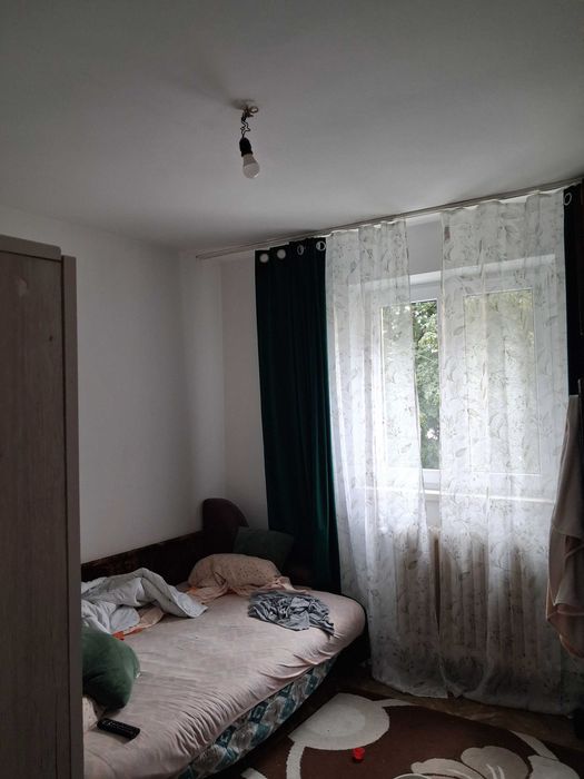 Vind apartament 2 camere decomandat,centrala termica noua,izolat